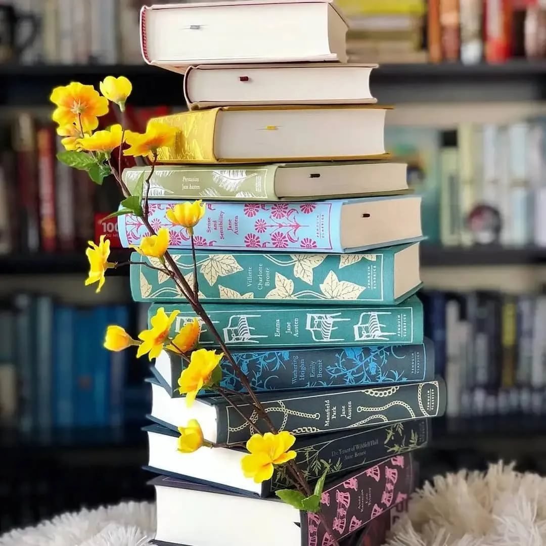 Книга з мотиваційною літературою українською серед квітів у затишному читальному куточку
